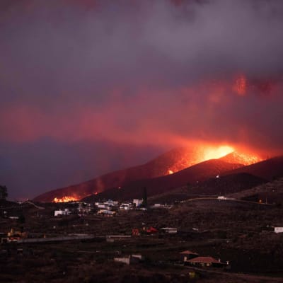 Vy över vulkanutbrottet från Los Llanos de Aridane på kanarieön La Palma.