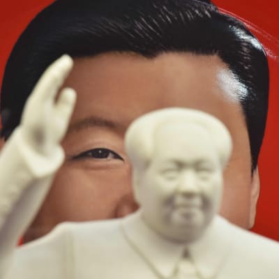 Personkulten gör comeback i Kina. Här en tallrik dekorerad med Xi:s ansikte bakom en skulptur på Mao. 