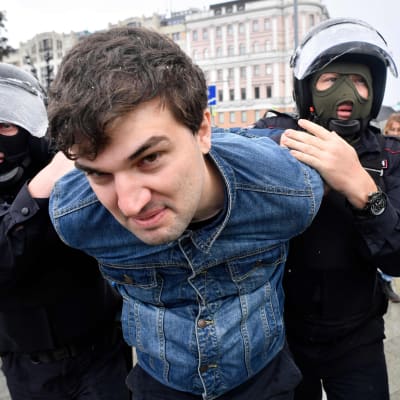 Kravallpolis griper man i Moskva den 3 augusti 2019