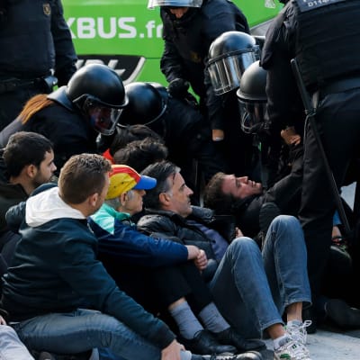 Den katalanska regionala polisen (Mossos d'Esquadra) ingriper mot demonstranter som blockerar en gata i Barcelona 8.11.2017.