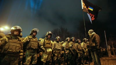 Polismuren och en av demonstranterna i närheten av presidentens kansli i Kiev 19.2.2017