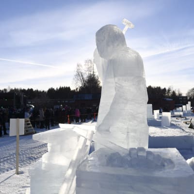 Isskulpturen Smeden, det vinnande bidraget i isskulpturs-FM 2019. Veijo Oinonen har gjort skulpturen.