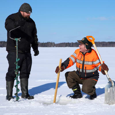 Heikki ja Kauko Naumanen mittaavat jään paksuutta Haukivuoren Kyyvedellä.