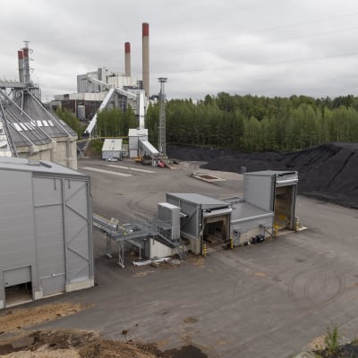 Vantaan Energian Martinlaakson voimalaitos käyttää polttoaineinaan kivihiiltä, metsähaketta ja turvetta. 
