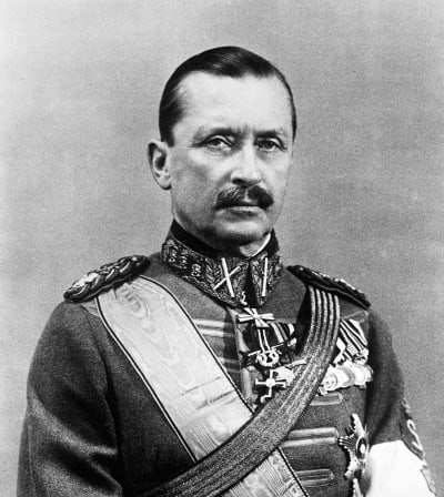 svartvit bild av en man i uniform och med många medaljer