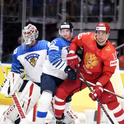 Kevin Lankinen och Sakari Manninen med Rysslands Artjom Anisimov i VM-semifinalen 2019.