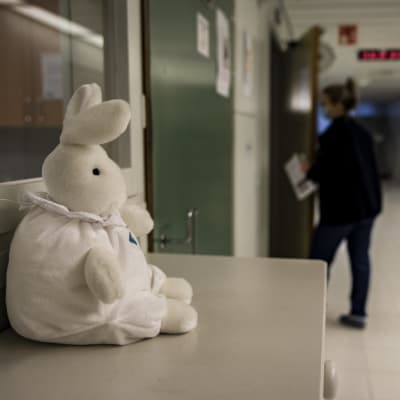 Oulun yliopistonsairaalassa lastenlelu katselee käytävään päin missä hoitaja kävelee