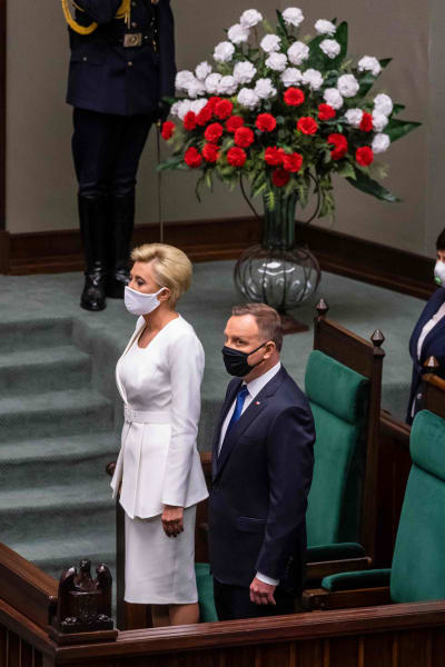 Andrzej Duda svärs in som Polens president bredvid sin fru Agata Kornhauser-Duda 
