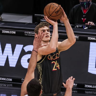 Lauri Markkanen tar skott.