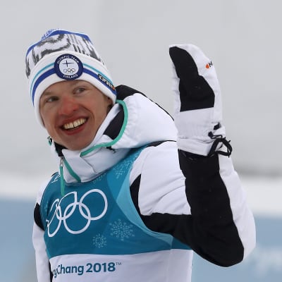 Iivo Niskanen vinkar efter OS-guldet.