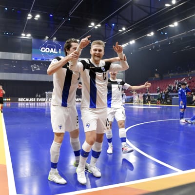 Jani Korpela ja Juhana Jyrkiäinen tuulettavat maalia futsalin EM-kisoissa Groningenissa Kazakstania vastaan.