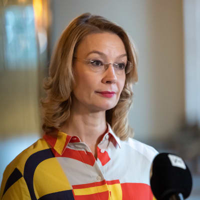 Europa- och ägarstyrningsminister Tytti Tuppurainen (SDP) i riksdagen.