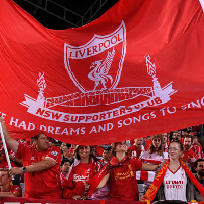 Liverpool FC:s fans håller upp stor rödvit flagga.