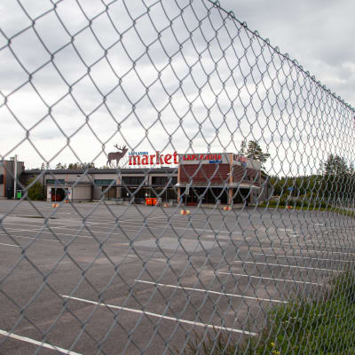 Tyhjillään oleva parkkipaikka ja suljettu Laplandia Market.