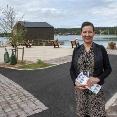 Janine Henriksson-Wiberg står framför det flytande huset och den flytande bron på bostadsmässan i Lovisa.