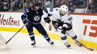 San Joses Tomas Hertl i duell med Winnipegs Josh Morrissey.