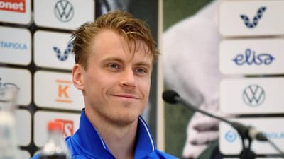 Rasmus Schüller på en presskonferens.