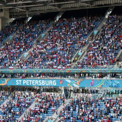 Yleisöä Venäjän ja Suomen välisessä ottelussa Pietarin jättistadionilla. 