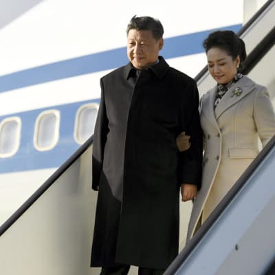 Kinas president Xi Jinping och hustrun Peng Liyuan stiger ut ur flygplanet på Helsingfors-Vanda flygplats den 4 april 2017.
