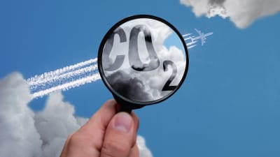 Bildcollage av ett förstoringsglas som är riktat mot kondensationsstrimmorna från ett flygplan.