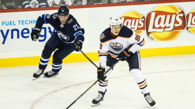Patrik Laine och Jesse Puljujärvi på isen.