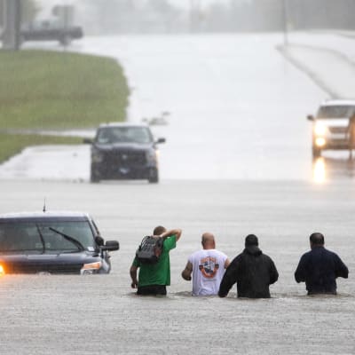 Folk vadar på översvämmad väg i North Carolina.