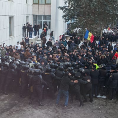 Demonstranter försöker tränga in i parlamentsbyggnaden i Moldavien 20.1.2016.