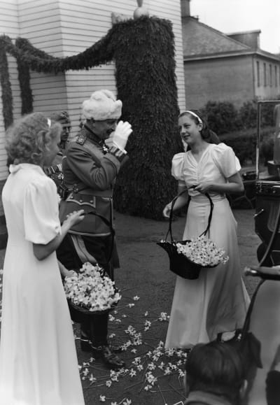 Carl Gustaf Mannerheim utanför sitt hem i Brunnsparken i Helsingfors på sin 70-årsdag 4.6.1937.