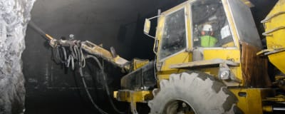 En traktor borrar inne i Onkalo.