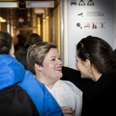 Annika Saarikko tervehtii risteilyvieraita Viking Gabrielalalla Keskustan Vaalistarttiristeilyn alkaessa.