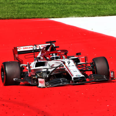 Däcket lossnar på Kimi Räikkönens bil.
