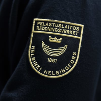 Helsingfors räddningsverk logo på en skjortärm.