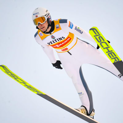 Jarl Magnus Riiber hoppar backe i Ruka.