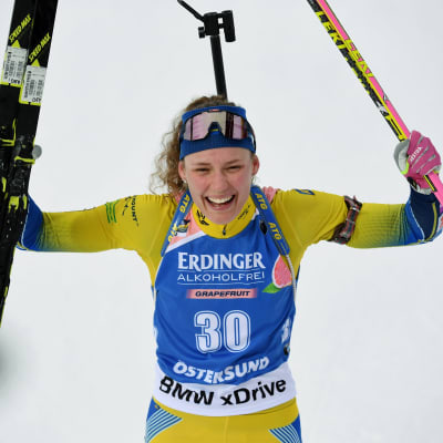 Hanna Öberg jublar i målområdet.