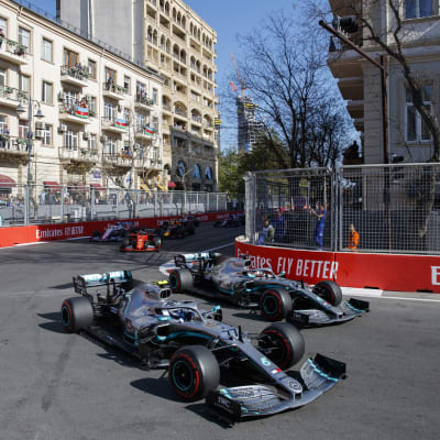 Valtteri Bottas kör mot Lewis Hamilton i Baku.