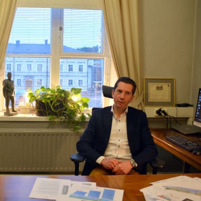 Jan D. Oker-Blom på sitt kontor
