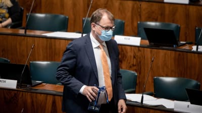 Juha Sipilä i plenisalen i riksdagen. 