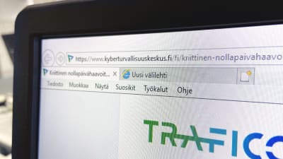 Närbild av en dator som har webbläsaren Internet Explorer öppet.