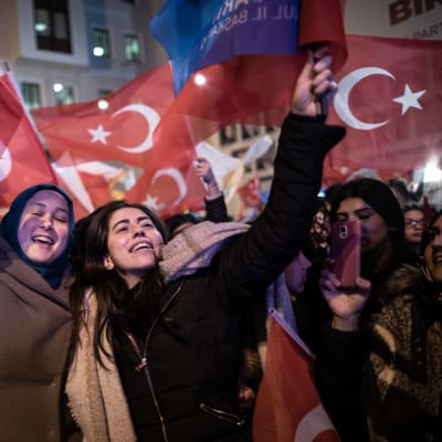 Oppositionsanhängare i Istanbul firade segern i landets största stad i natt