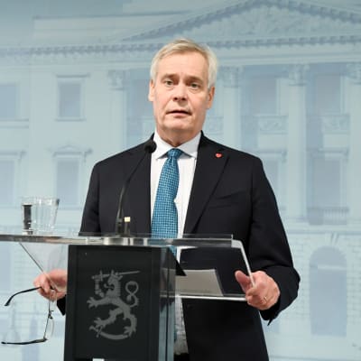 Statsminister Antti Rinne håller tal och tittar på publiken. 