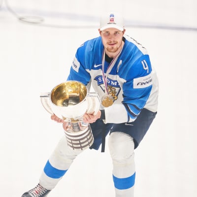 Mikko Lehtonen lyfter VM-bucklan efter det sensationella guldet i Bratislava våren 2019.