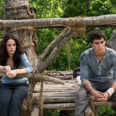 Teresa (Kaya Scodelario) och Thomas (Dylan O'Brien) i filmen The Maze Runner.