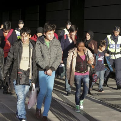En grupp migranter stiger av Öresundståget vid Hyllie station i Malmö den 12 november 2012