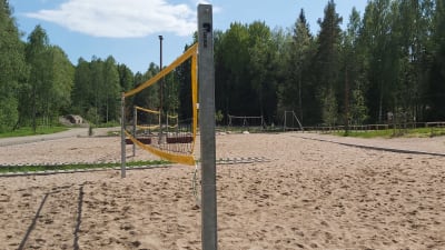 Volleybollplan med sand. 