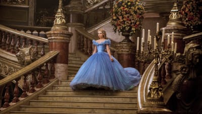 Lily James som Askungen i Disneyfilmen Cinderella.
