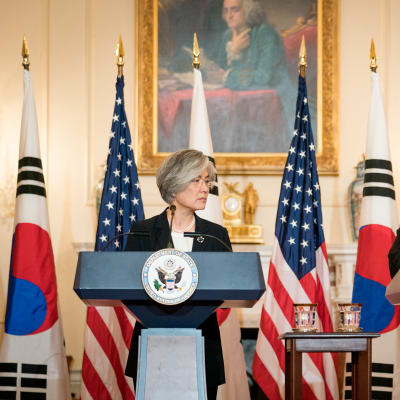 Sydkoreas utrikesminister Kang Kyung-wha och USA:s dito, Mike Pompeo.