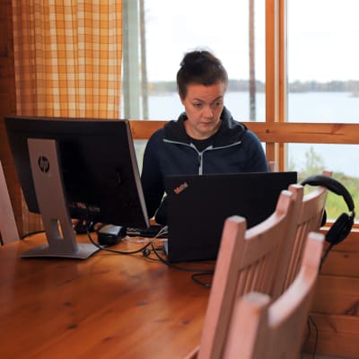 Oululainen Johanna Kahelin on tehnyt etätöitä Savonlinnan Oravissa