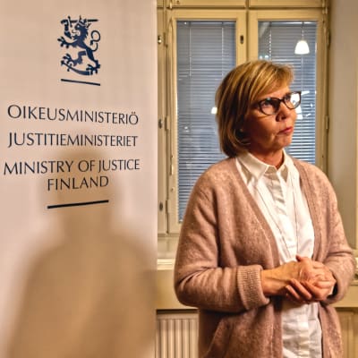 Oikeusministeri Anna-Maja Henriksson ministeriössä aiheena kuntavaalit 2021.