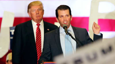 Donlad Trump lyssnar på sonen Donald Trump Jr som pratar under ett valmöte 2016.