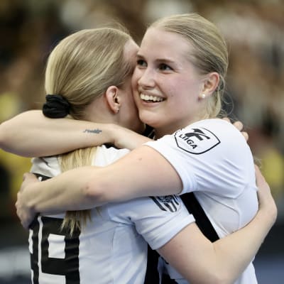 Jenna Saario ja Milla Nordlund tuulettavat Suomen mestaruutta keväällä 2022.
